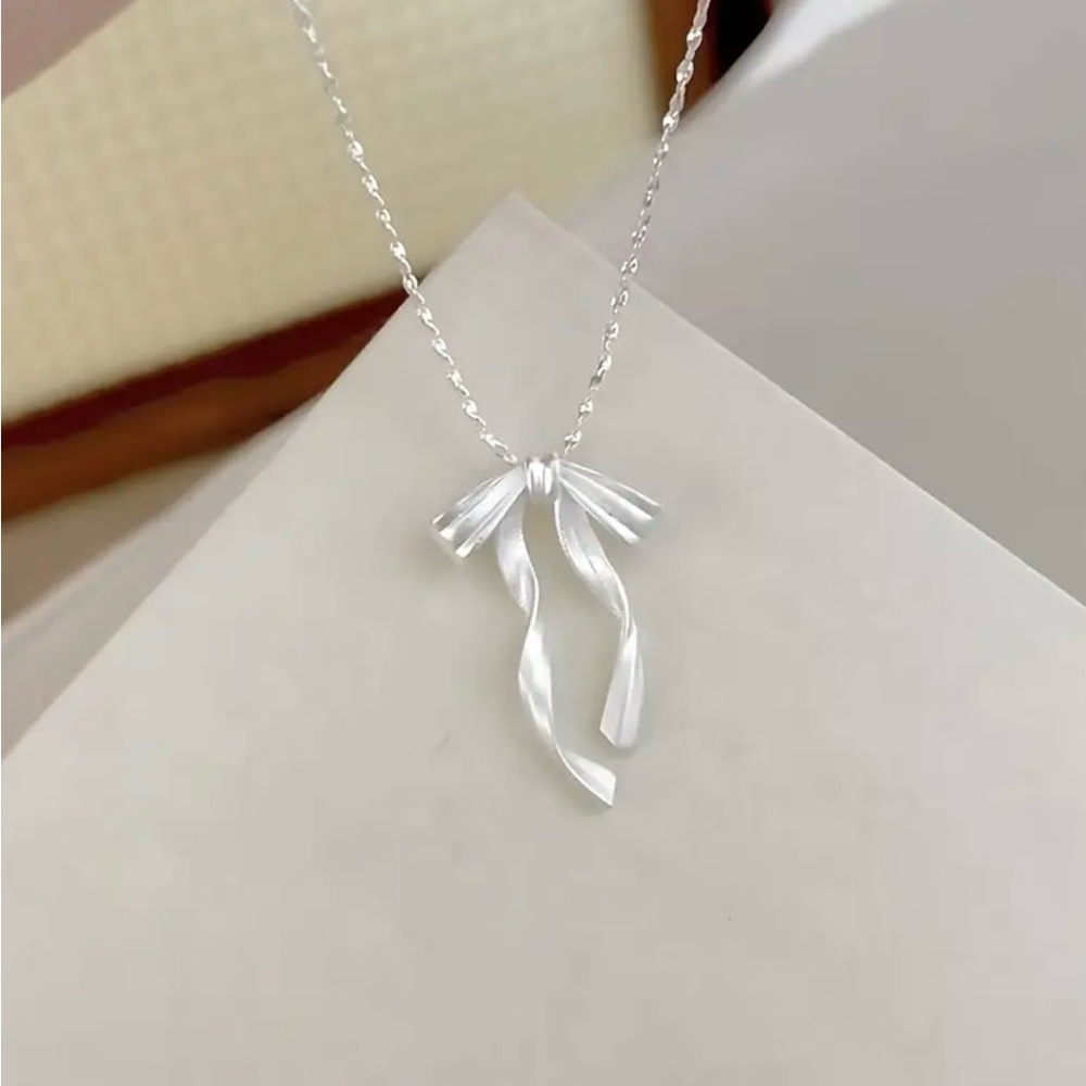 Stunning Silver Ribbon Bow Necklace NWT - Picture 7 of 7